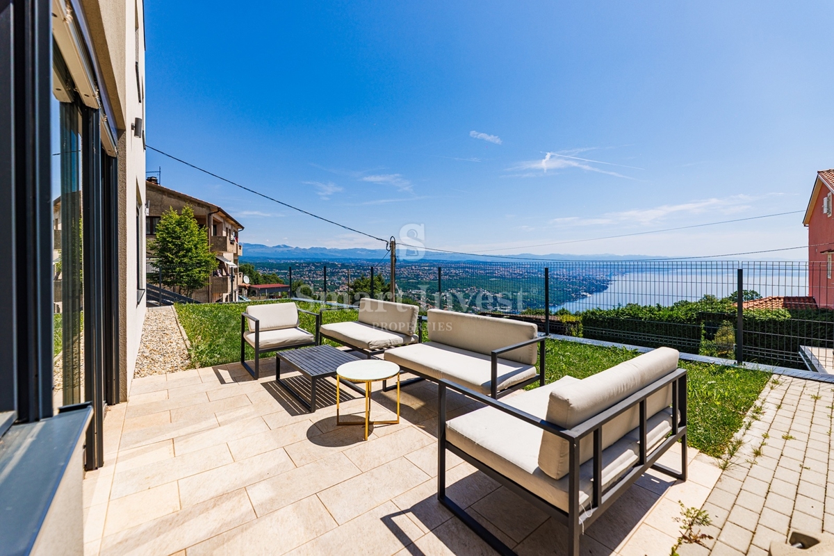 ABBAZIA - BREGI, casa moderna con piscina e vista mare