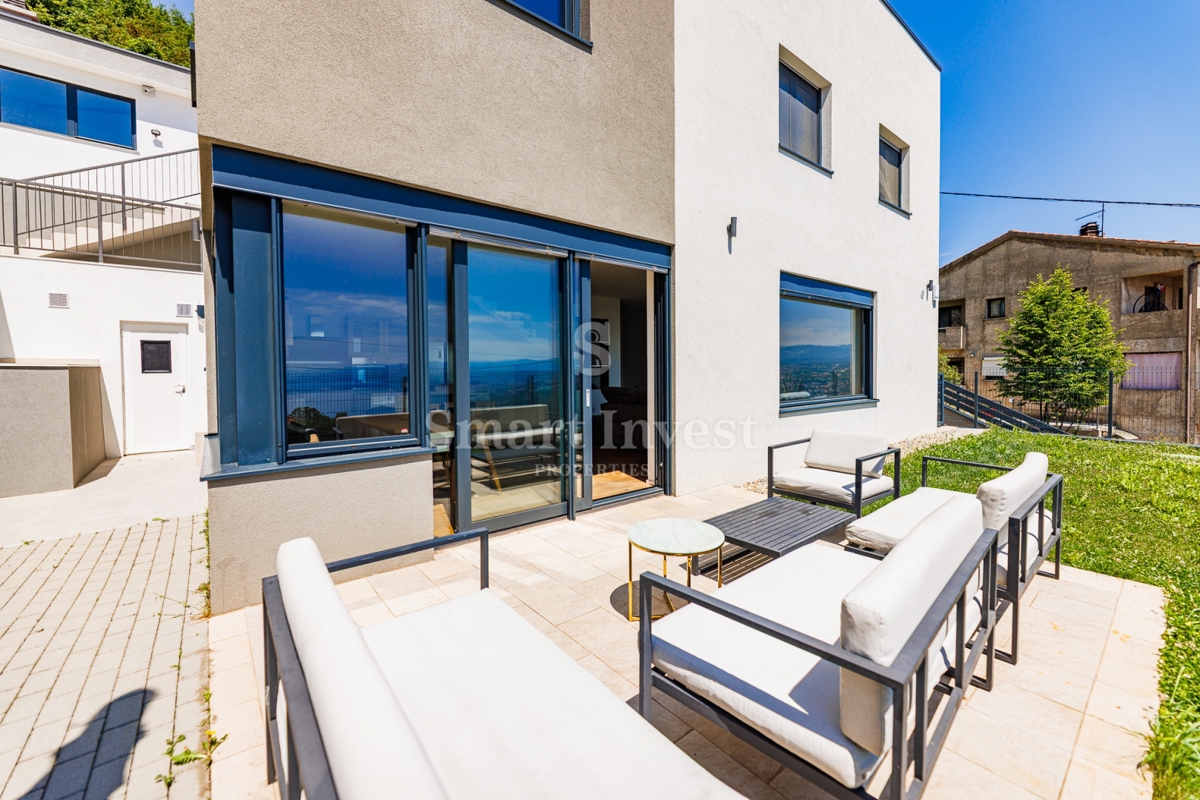 ABBAZIA - BREGI, casa moderna con piscina e vista mare