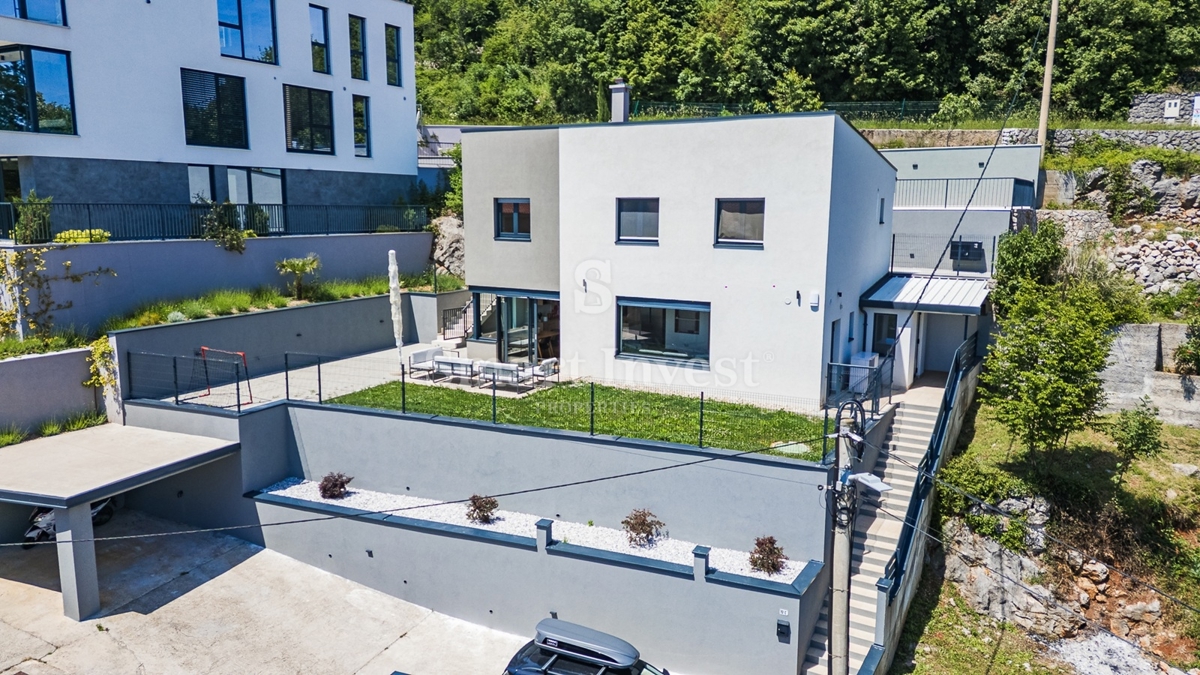 ABBAZIA - BREGI, casa moderna con piscina e vista mare