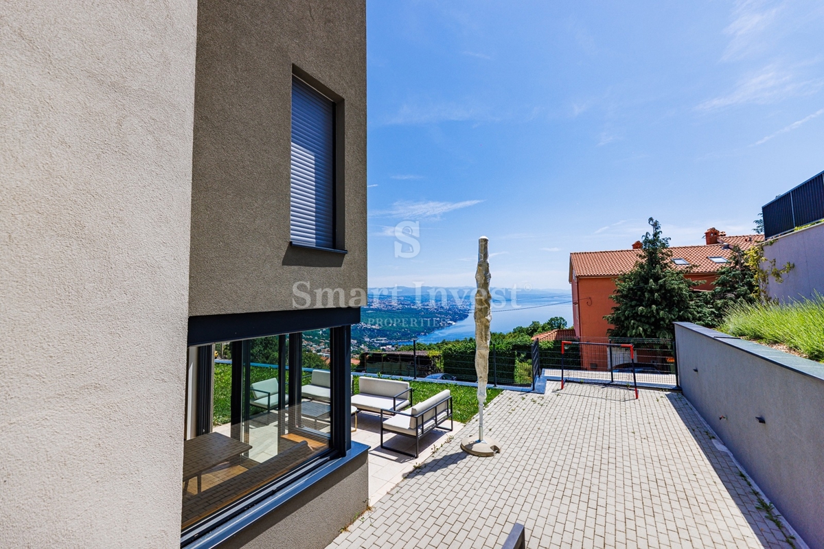 ABBAZIA - BREGI, casa moderna con piscina e vista mare