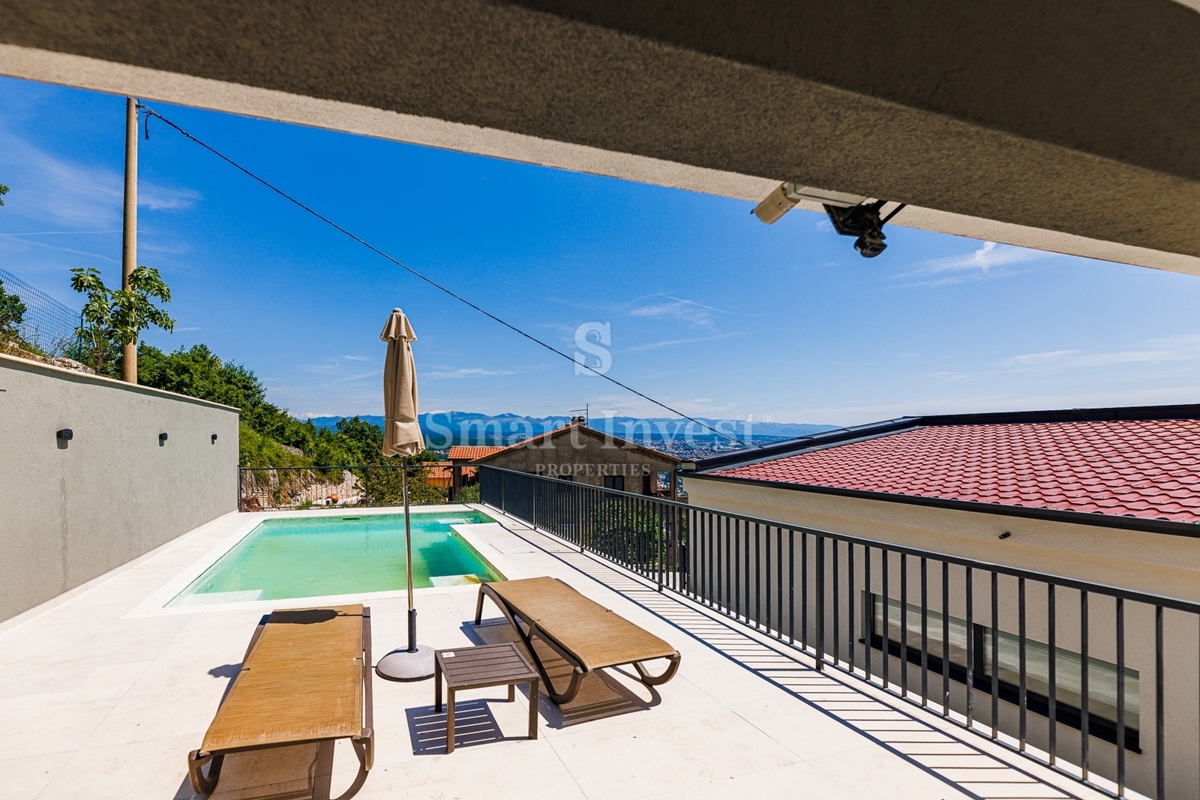 ABBAZIA - BREGI, casa moderna con piscina e vista mare