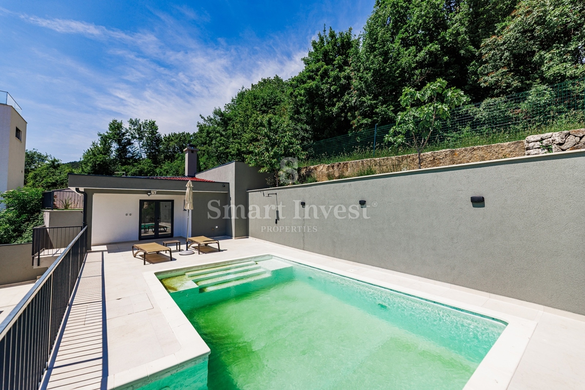 ABBAZIA - BREGI, casa moderna con piscina e vista mare