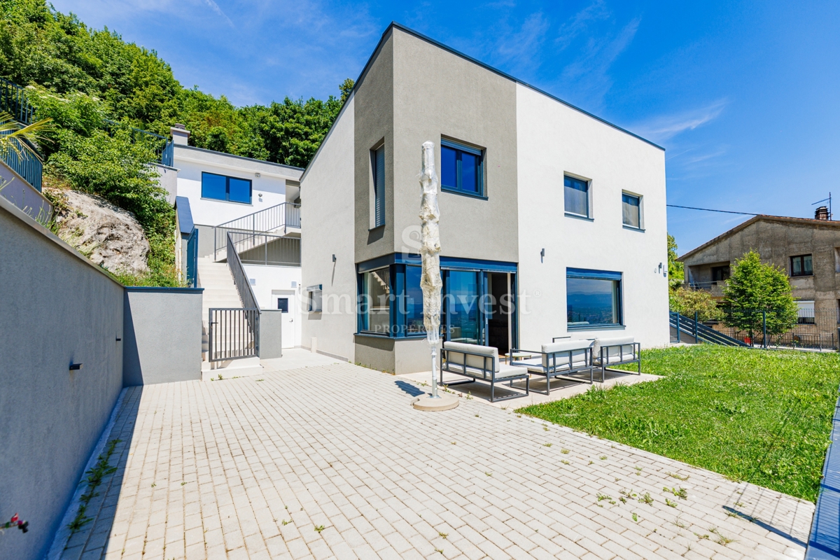ABBAZIA - BREGI, casa moderna con piscina e vista mare
