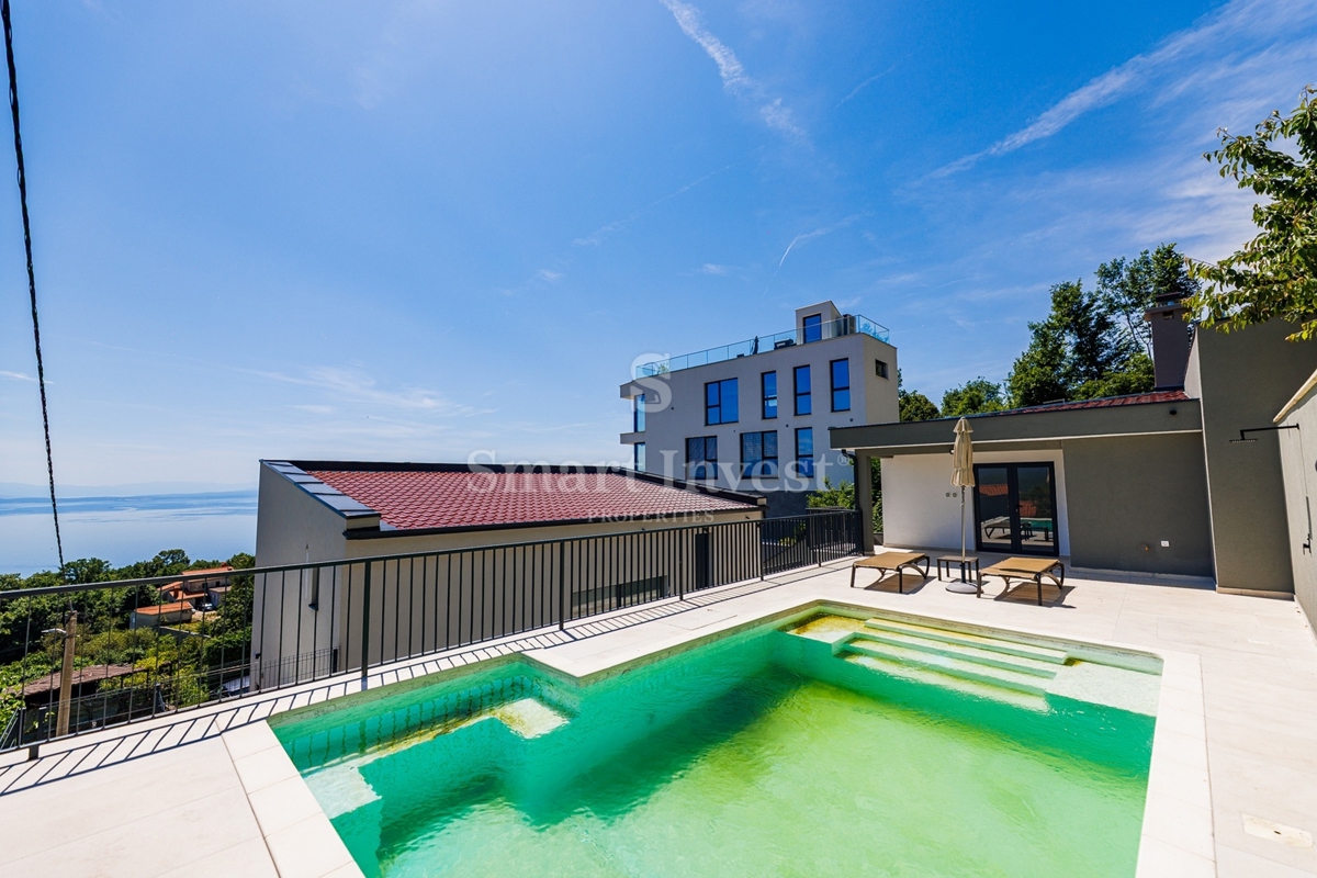 ABBAZIA - BREGI, casa moderna con piscina e vista mare