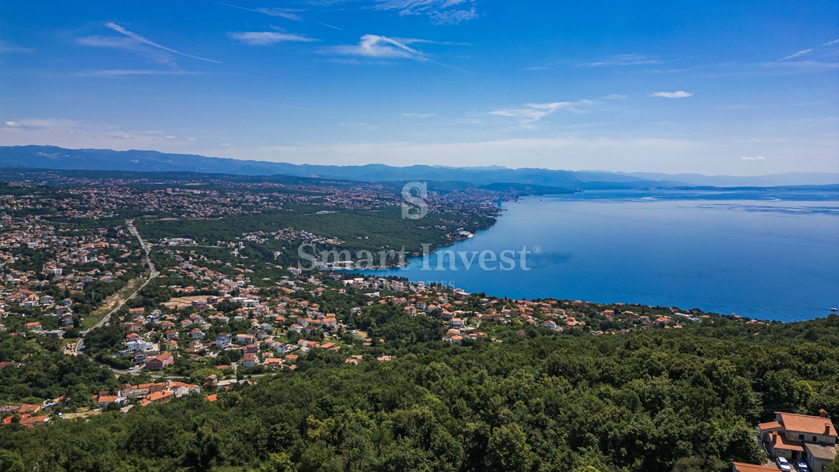 ABBAZIA - BREGI, casa moderna con piscina e vista mare