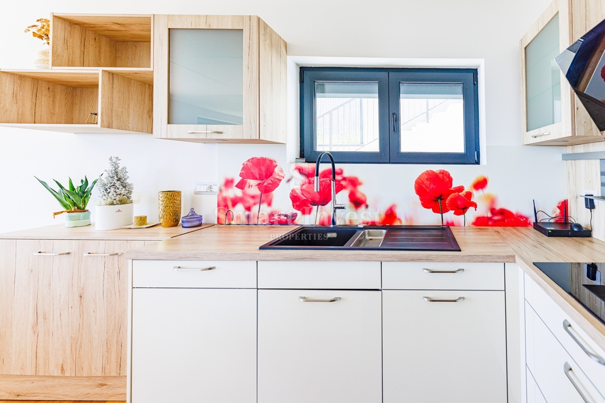 ABBAZIA - BREGI, casa moderna con piscina e vista mare