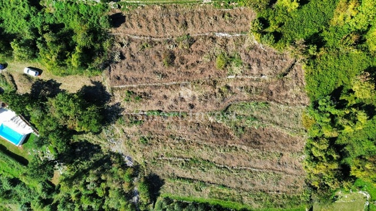 IČIĆI - POLJANE, terreno con permesso di costruzione per 3 ville con piscina