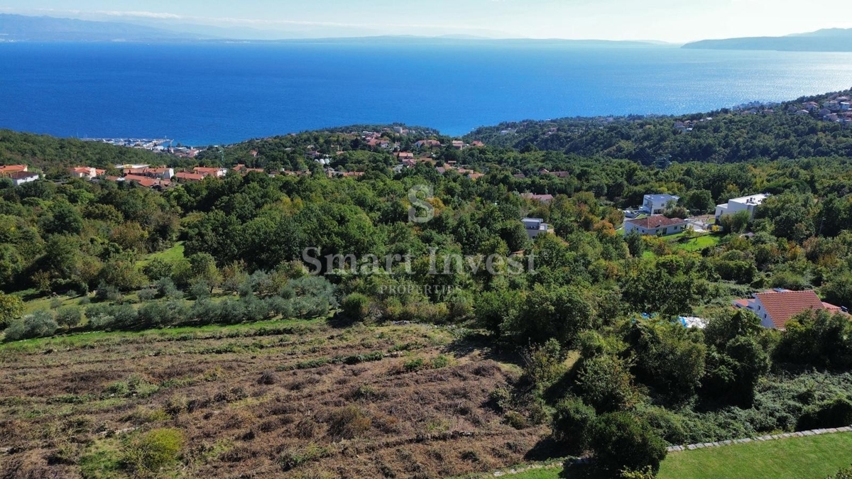 IČIĆI - POLJANE, terreno con permesso di costruzione per 3 ville con piscina