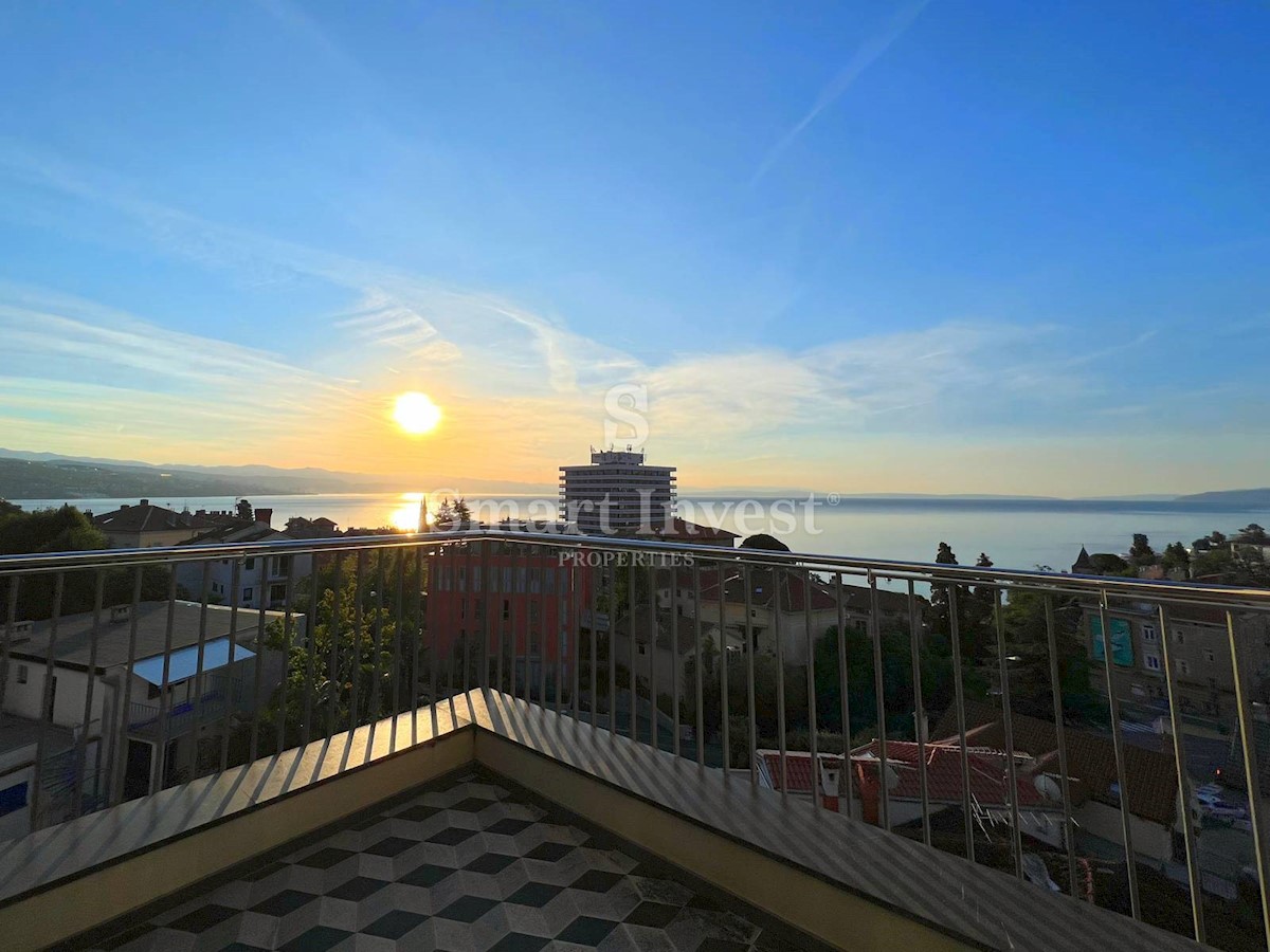 OPATIJA - CENTER, EXCLUSIVE 2-BEDROOMS APARTMENT WITH GARAGE AND SEA VIEW