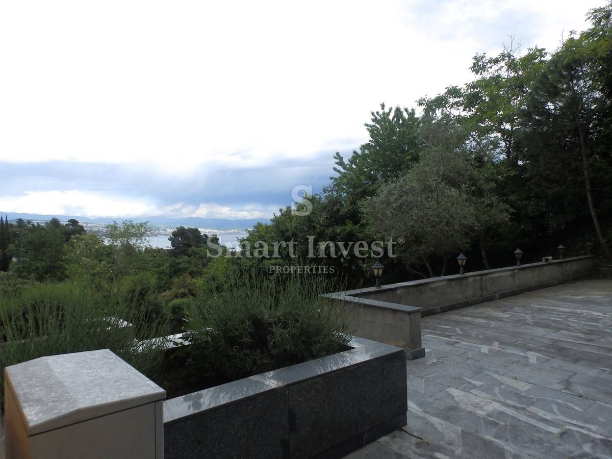 OPATIJA, Villa with 15 apartments near the sea, for sale