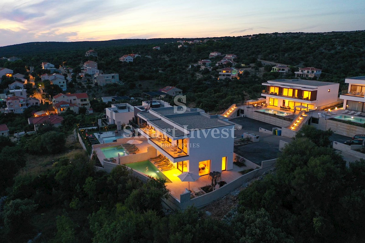 ISOLA DI PAG, lussuosa villa bifamiliare con piscina e vista mare, a 100 m dal mare!