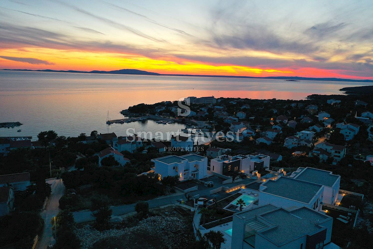 ISOLA DI PAG, lussuosa villa bifamiliare con piscina e vista mare, a 100 m dal mare!