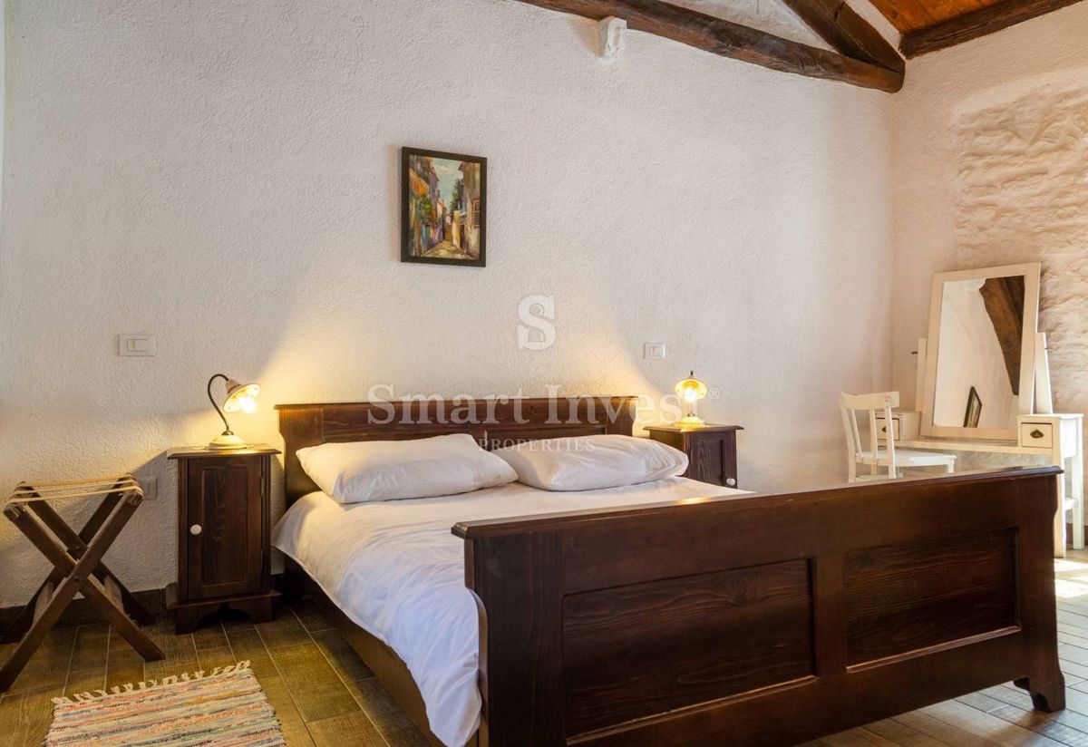 ISTRIA - GRAČIŠĆE, case in pietra con piscina e parcheggio nel centro storico