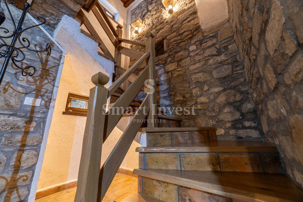 ISTRIA - GRAČIŠĆE, case in pietra con piscina e parcheggio nel centro storico