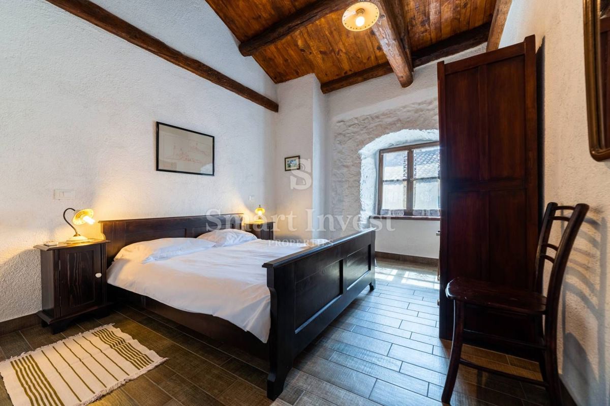 ISTRIA - GRAČIŠĆE, case in pietra con piscina e parcheggio nel centro storico