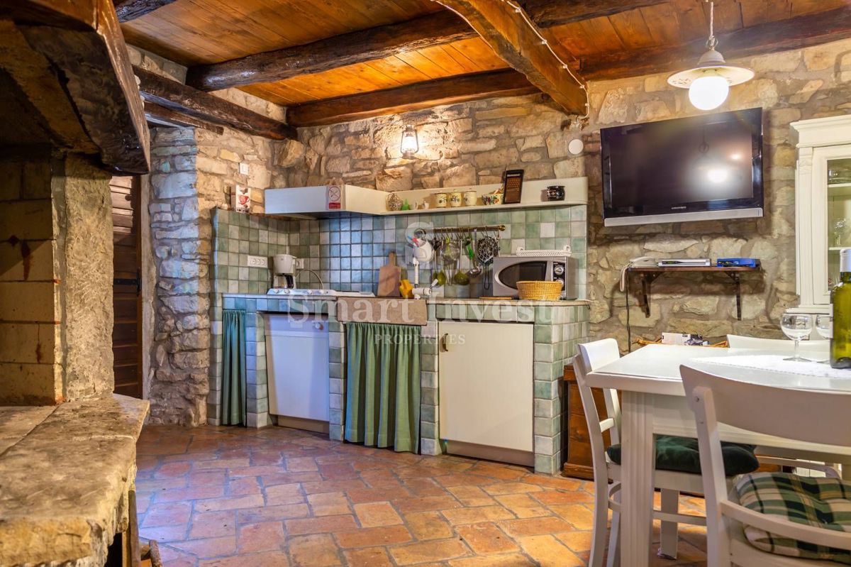 ISTRIA - GRAČIŠĆE, case in pietra con piscina e parcheggio nel centro storico