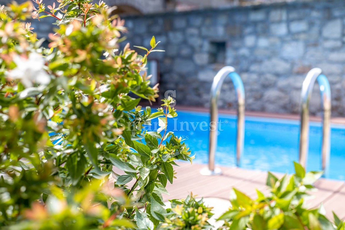 ISTRIA - GRAČIŠĆE, Three stone houses with a pool and parking in old town