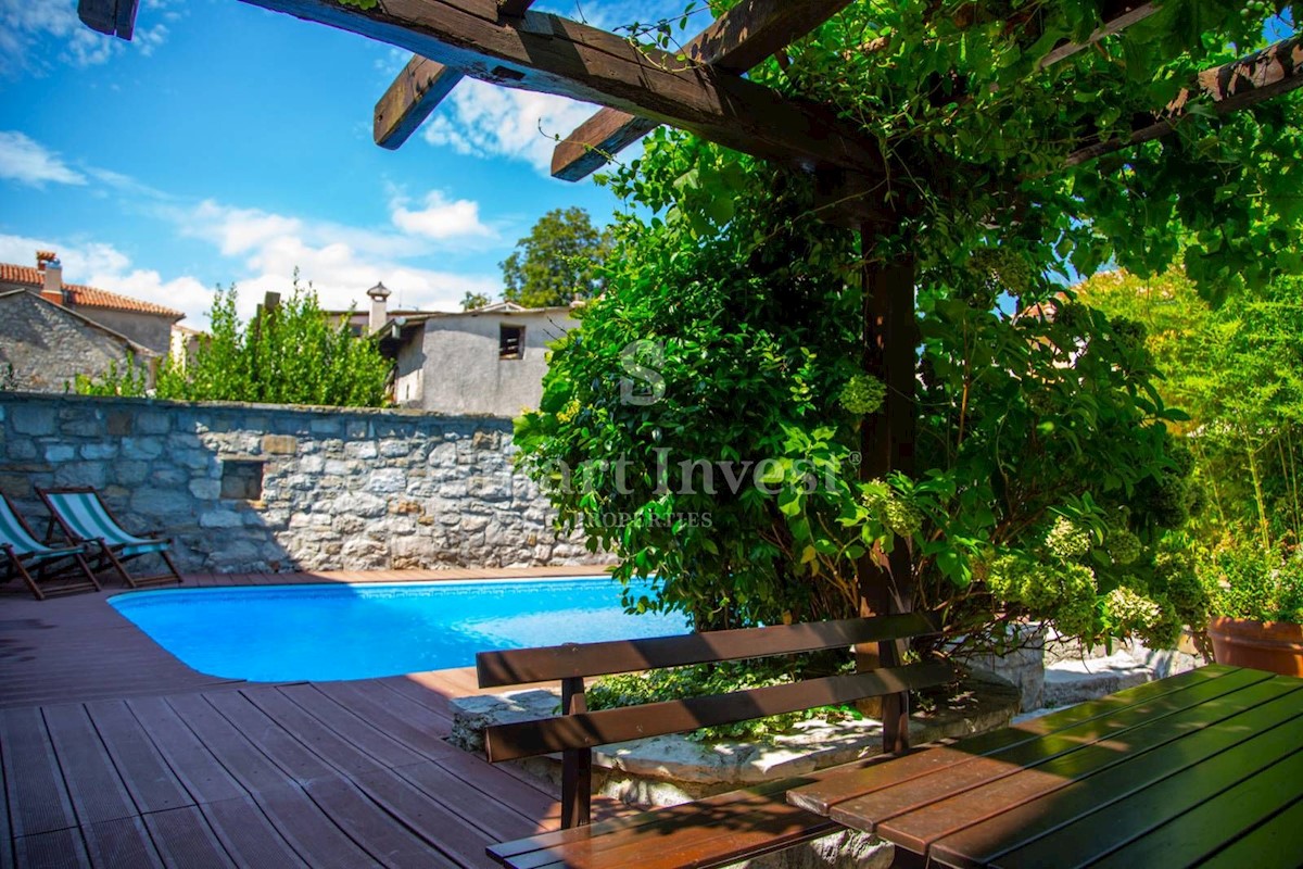 ISTRIA - GRAČIŠĆE, Three stone houses with a pool and parking in old town