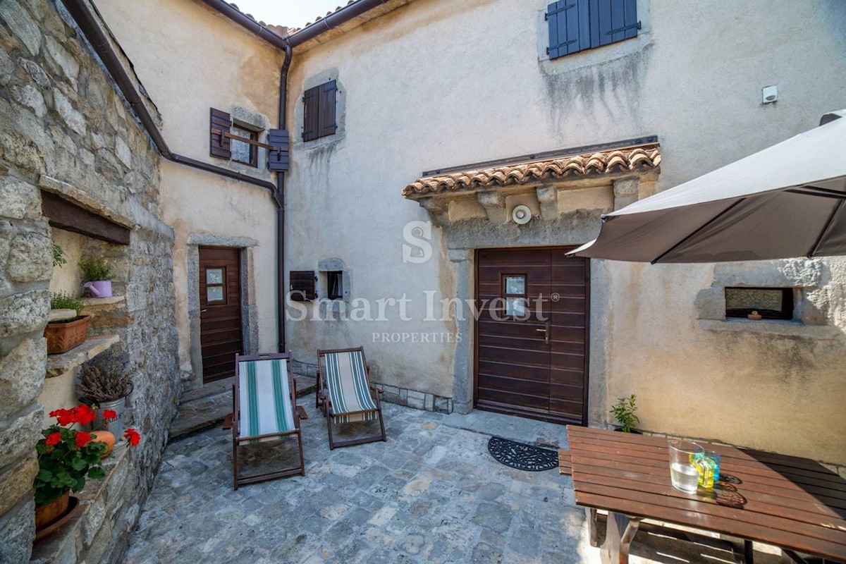 ISTRIA - GRAČIŠĆE, Three stone houses with a pool and parking in old town