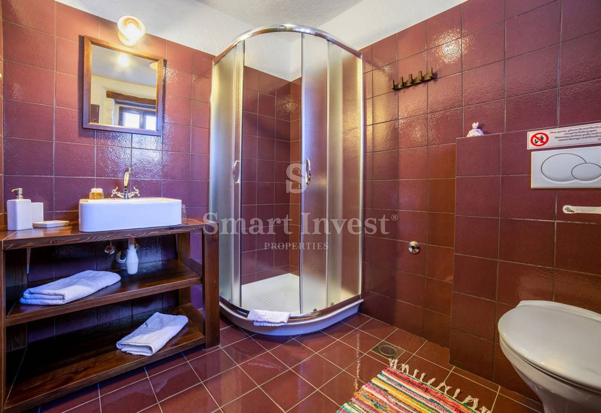 ISTRIA - GRAČIŠĆE, case in pietra con piscina e parcheggio nel centro storico