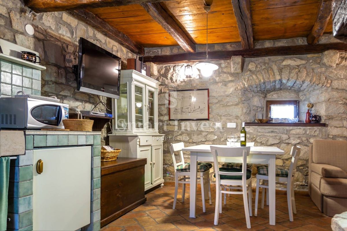 ISTRIA - GRAČIŠĆE, case in pietra con piscina e parcheggio nel centro storico