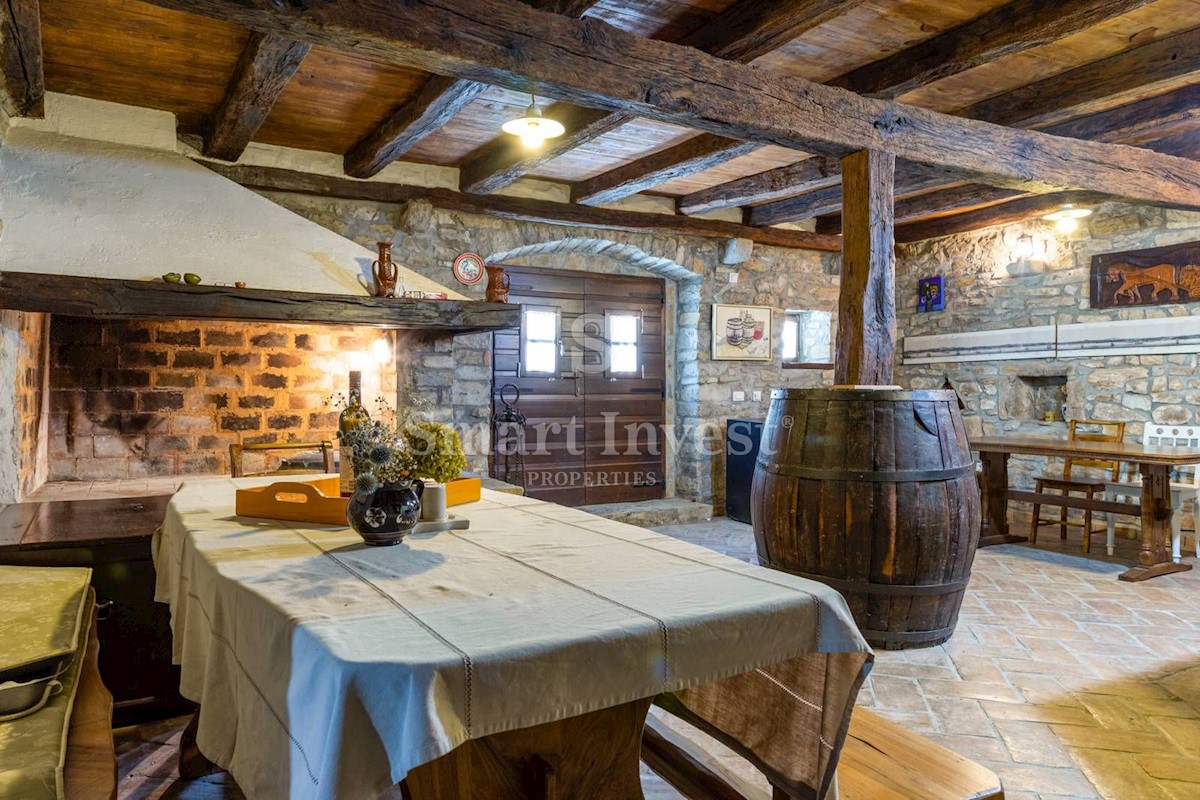 ISTRIA - GRAČIŠĆE, Three stone houses with a pool and parking in old town