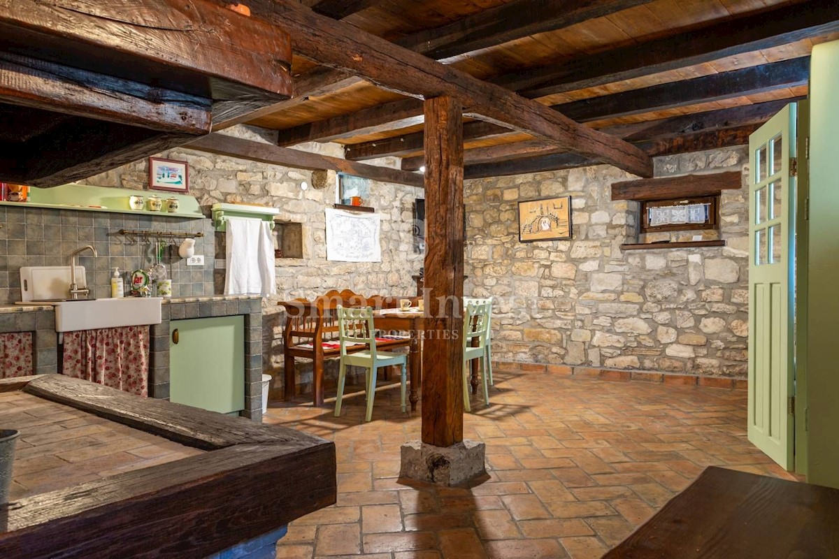 ISTRIA - GRAČIŠĆE, Three stone houses with a pool and parking in old town