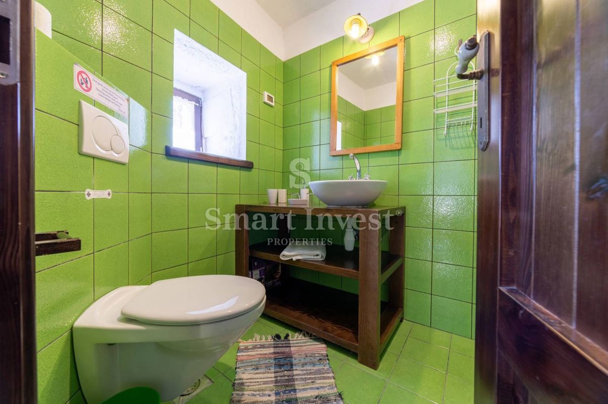 ISTRIA - GRAČIŠĆE, case in pietra con piscina e parcheggio nel centro storico