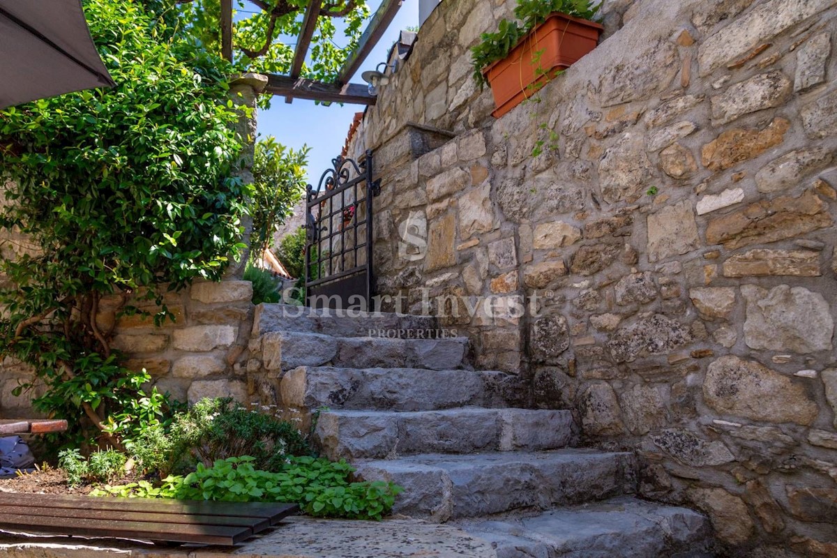 ISTRIA - GRAČIŠĆE, Three stone houses with a pool and parking in old town