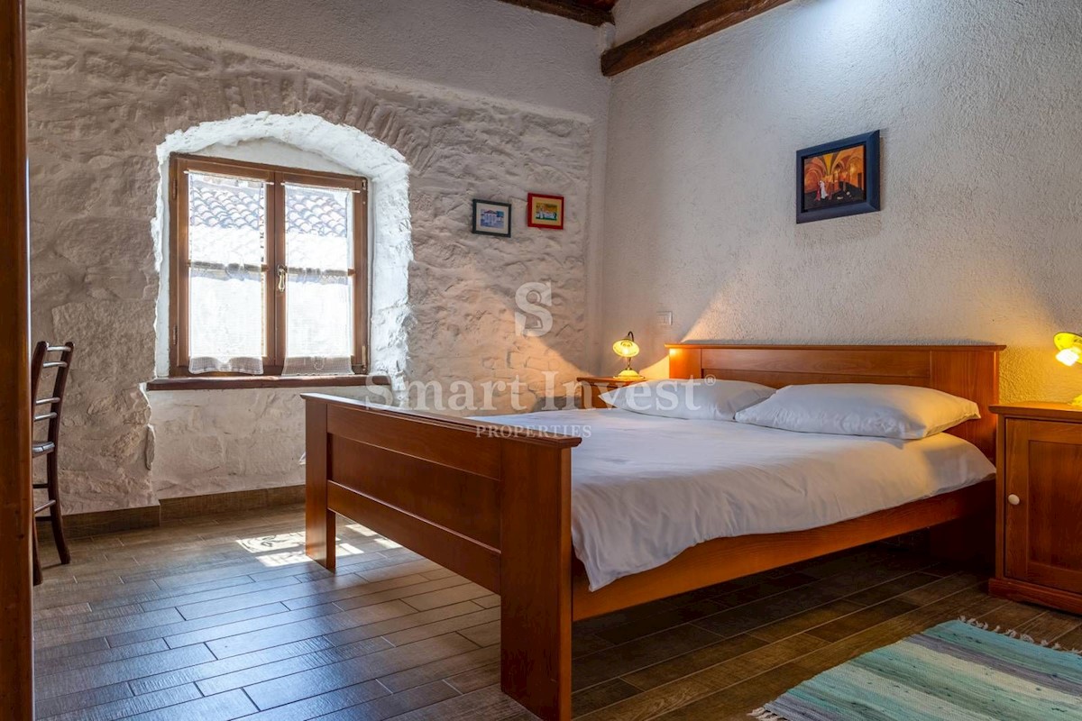 ISTRIA - GRAČIŠĆE, Three stone houses with a pool and parking in old town