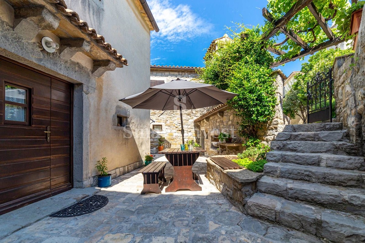 ISTRIA - GRAČIŠĆE, Three stone houses with a pool and parking in old town