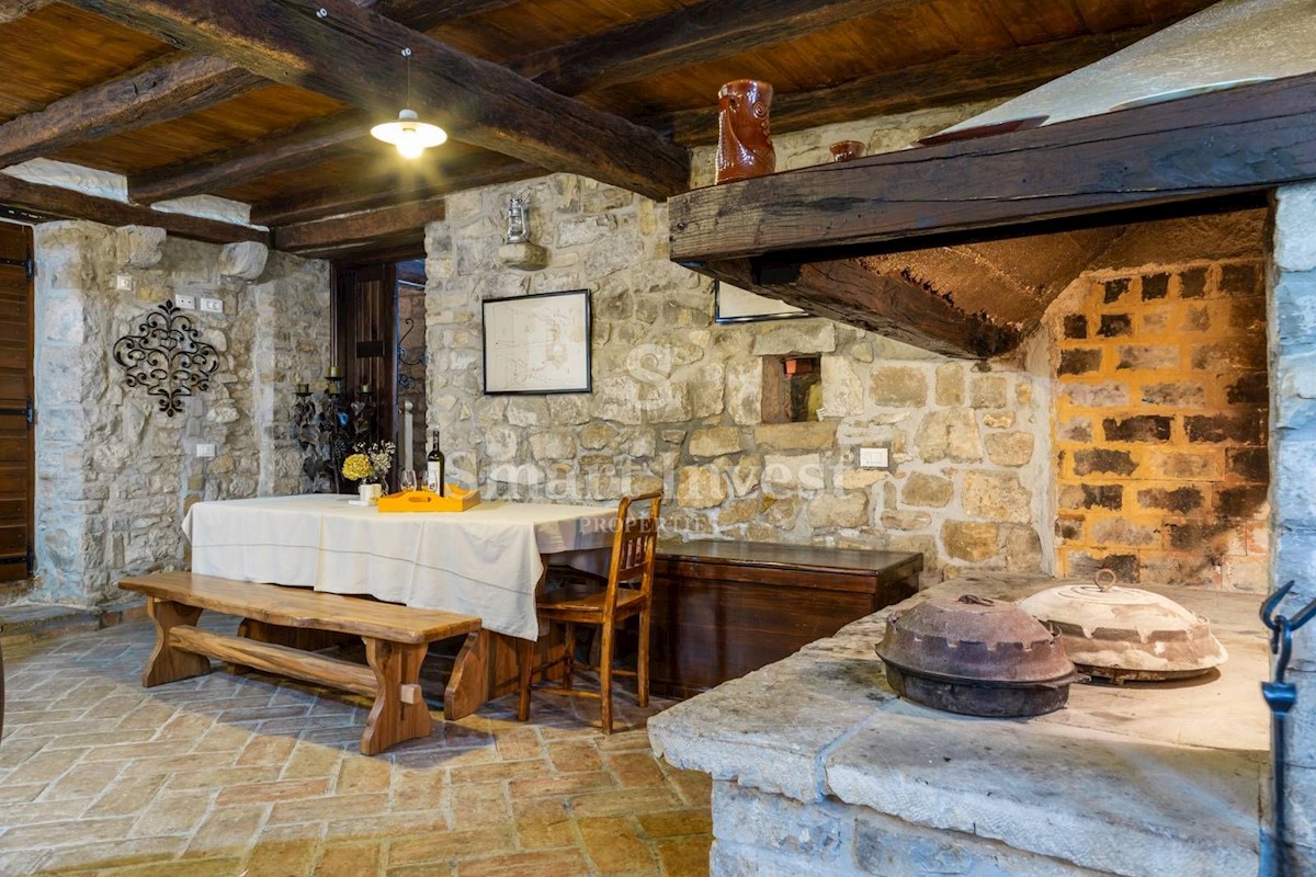 ISTRIA - GRAČIŠĆE, Three stone houses with a pool and parking in old town