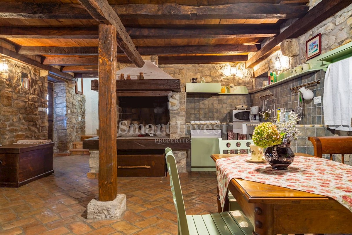 ISTRIA - GRAČIŠĆE, Three stone houses with a pool and parking in old town