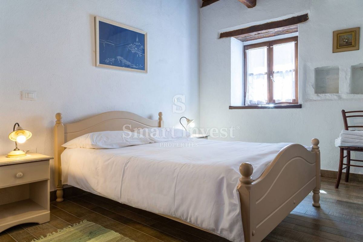 ISTRIA - GRAČIŠĆE, case in pietra con piscina e parcheggio nel centro storico