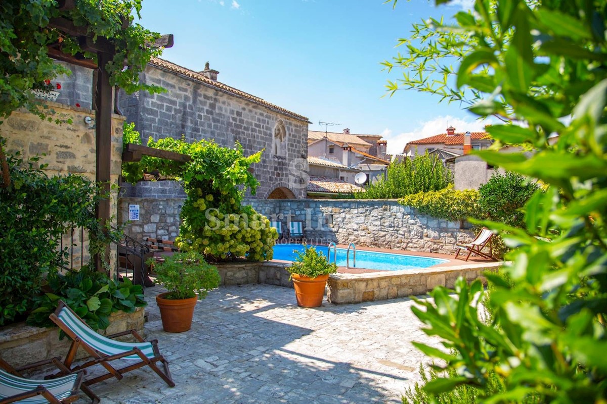 ISTRIA - GRAČIŠĆE, Three stone houses with a pool and parking in old town