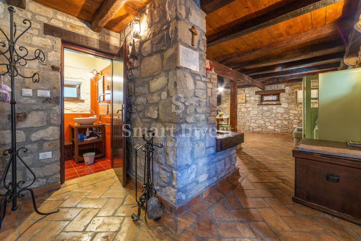 ISTRIA - GRAČIŠĆE, case in pietra con piscina e parcheggio nel centro storico