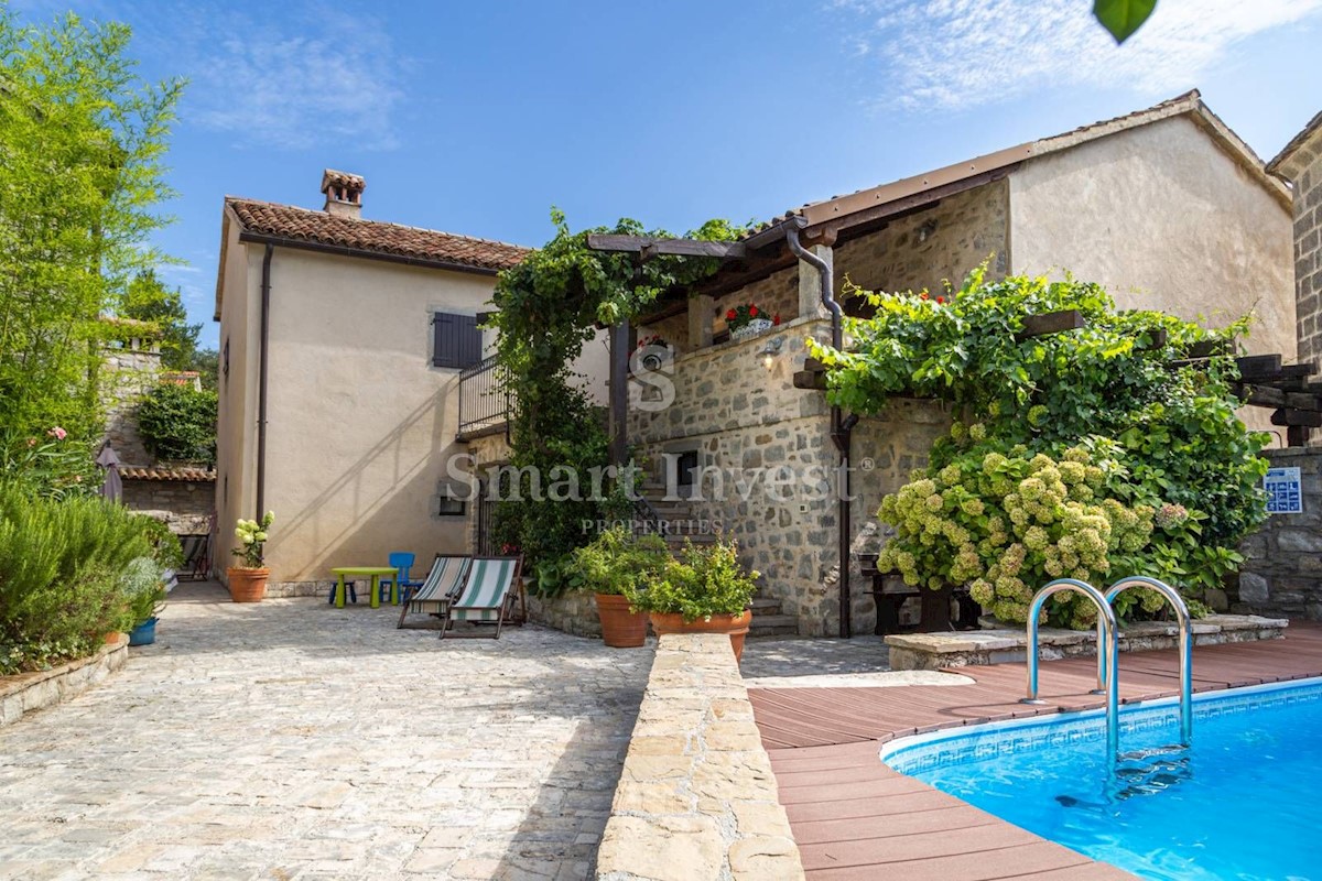 ISTRIA - GRAČIŠĆE, Three stone houses with a pool and parking in old town