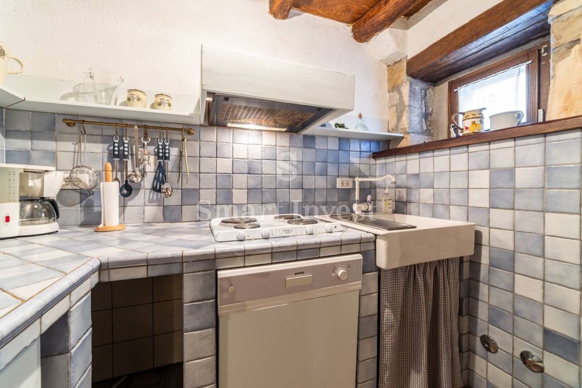 ISTRIA - GRAČIŠĆE, case in pietra con piscina e parcheggio nel centro storico