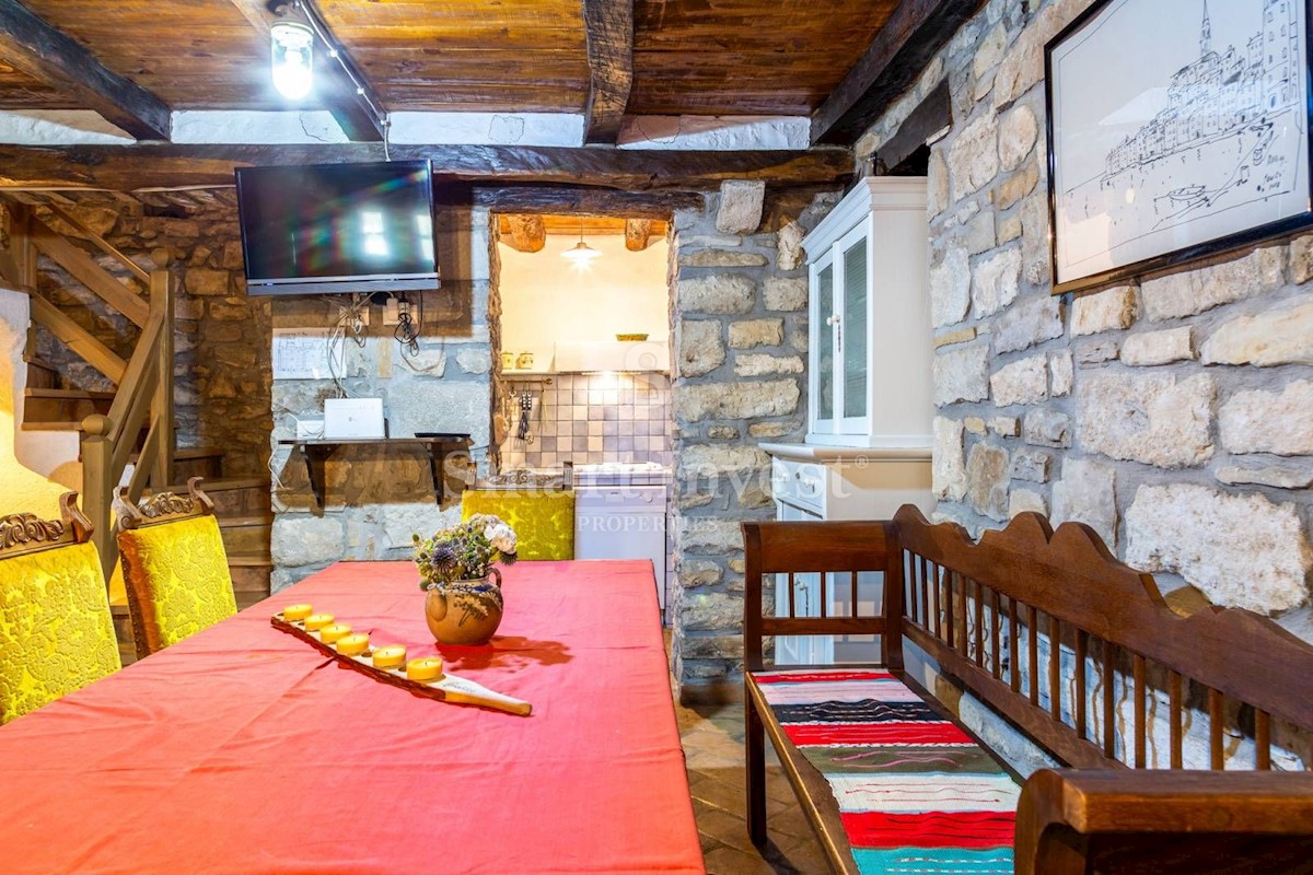 ISTRIA - GRAČIŠĆE, Three stone houses with a pool and parking in old town