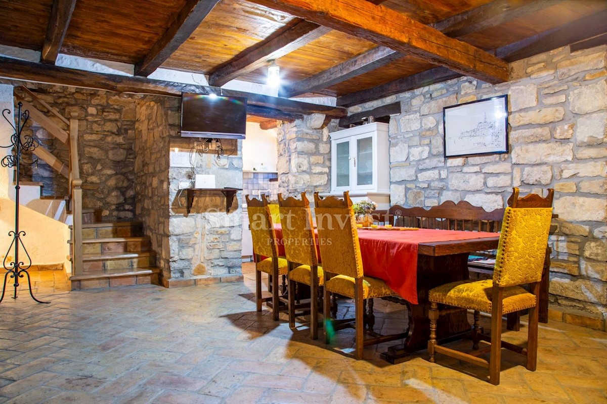 ISTRIA - GRAČIŠĆE, Three stone houses with a pool and parking in old town