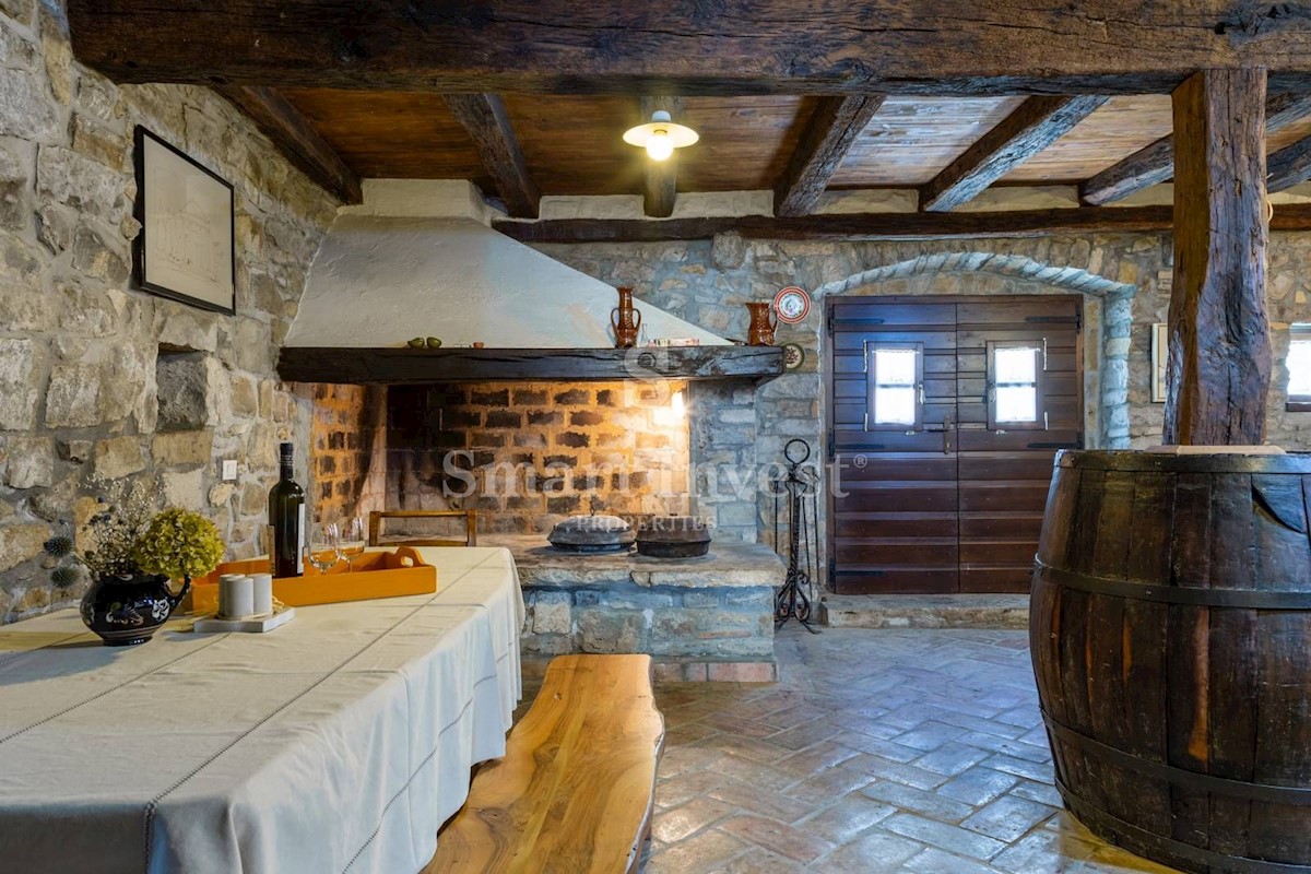 ISTRIA - GRAČIŠĆE, Three stone houses with a pool and parking in old town