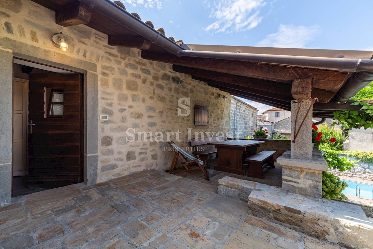 ISTRIA - GRAČIŠĆE, Three stone houses with a pool and parking in old town