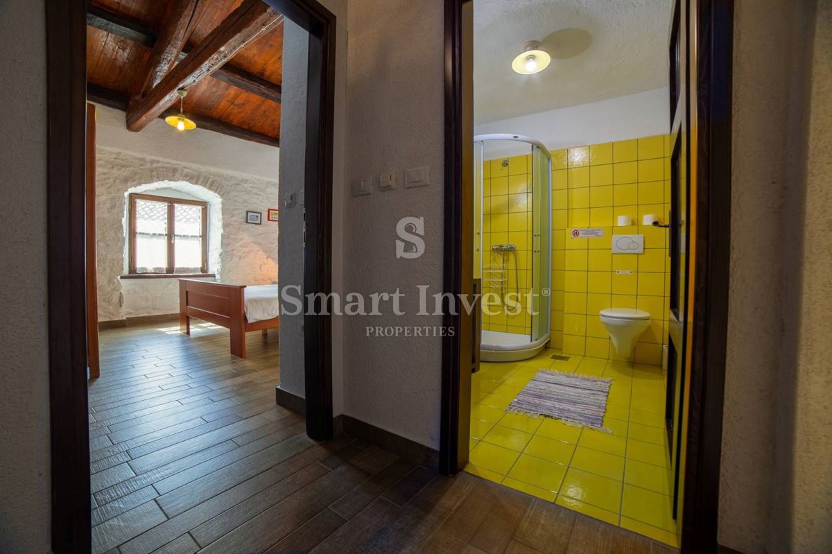 ISTRIA - GRAČIŠĆE, case in pietra con piscina e parcheggio nel centro storico