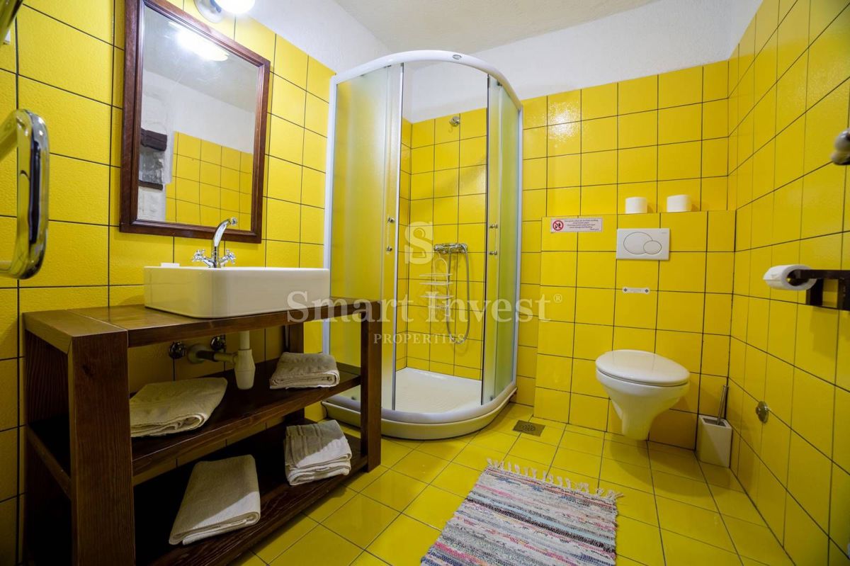 ISTRIA - GRAČIŠĆE, case in pietra con piscina e parcheggio nel centro storico