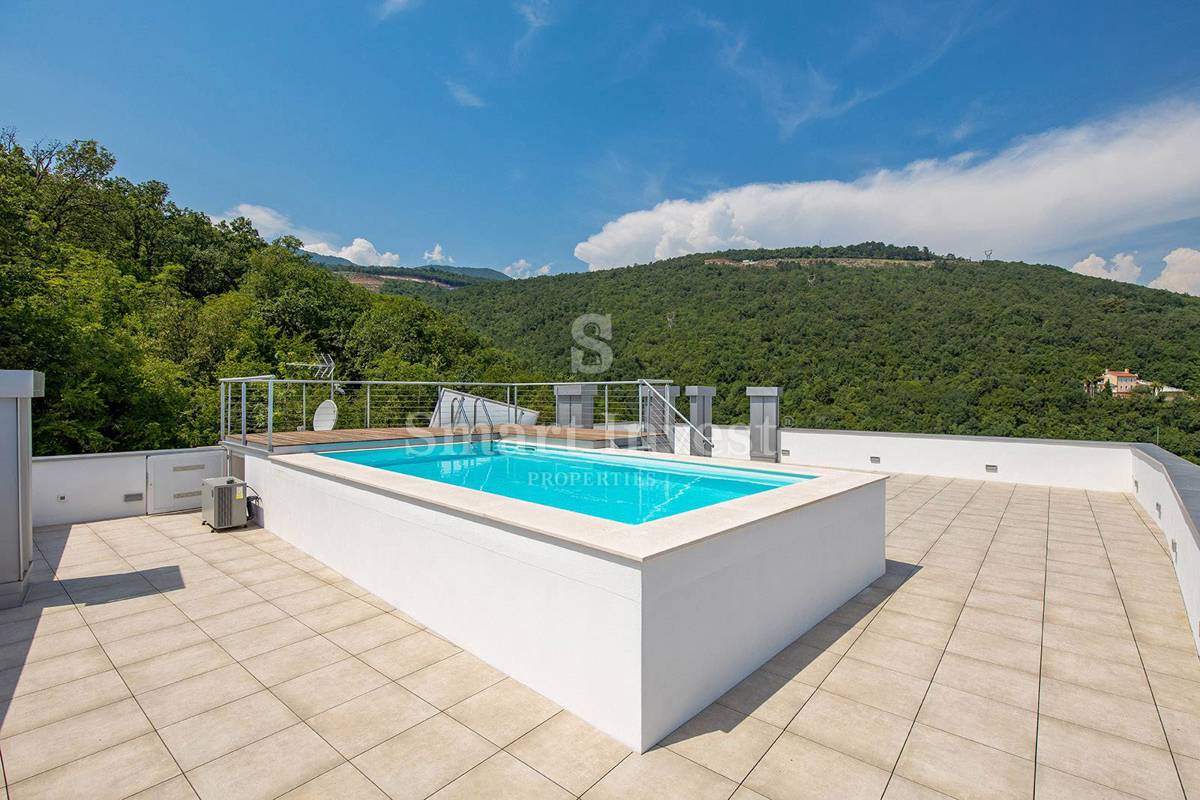 ABBAZIA, lussuoso attico con piscina e vista panoramica sul mare