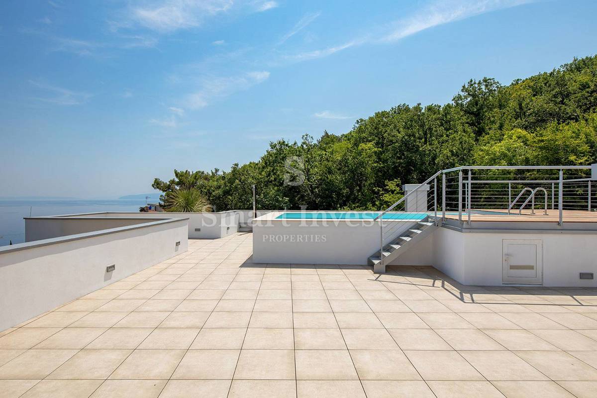 ABBAZIA, lussuoso attico con piscina e vista panoramica sul mare