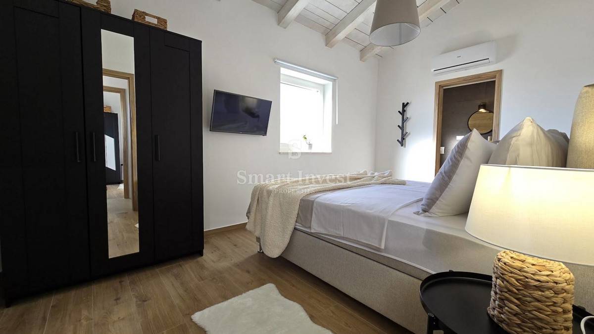 JADRANOVO, villa in pietra con piscina e vista mare