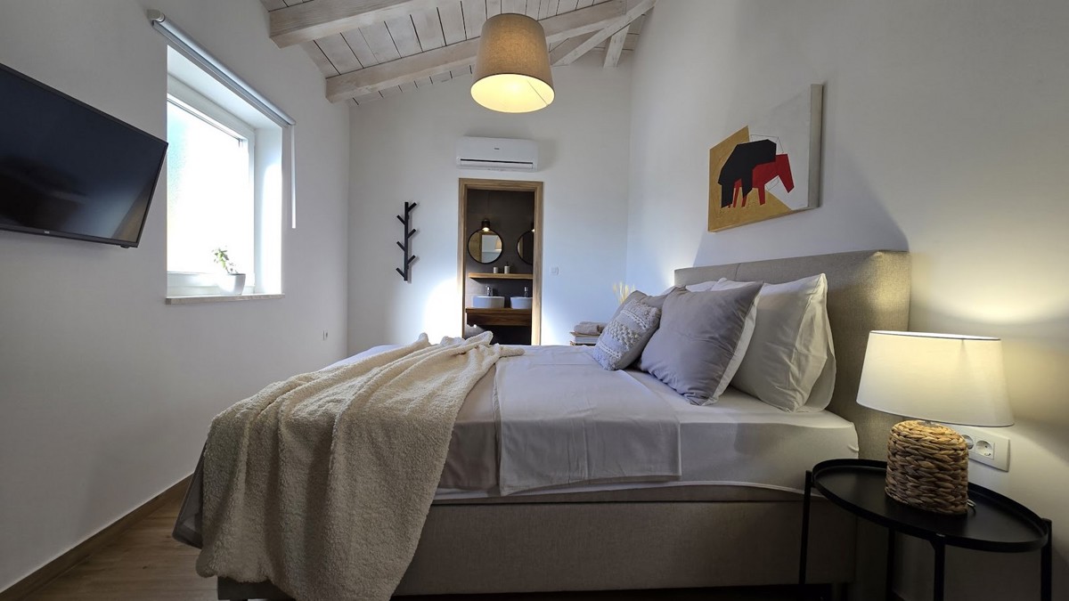 JADRANOVO, villa in pietra con piscina e vista mare