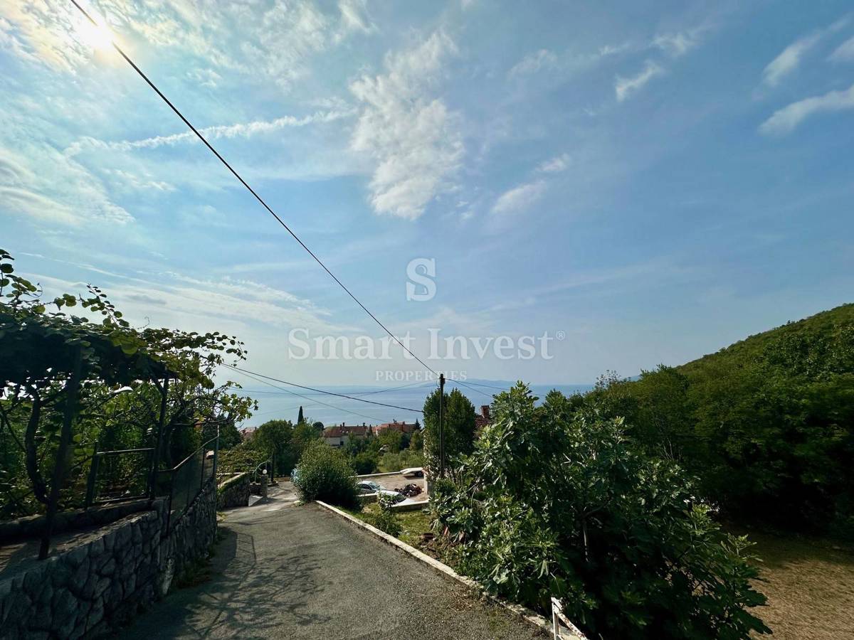 ABBAZIA - POBRI, terreno edificabile con vista parziale sul mare