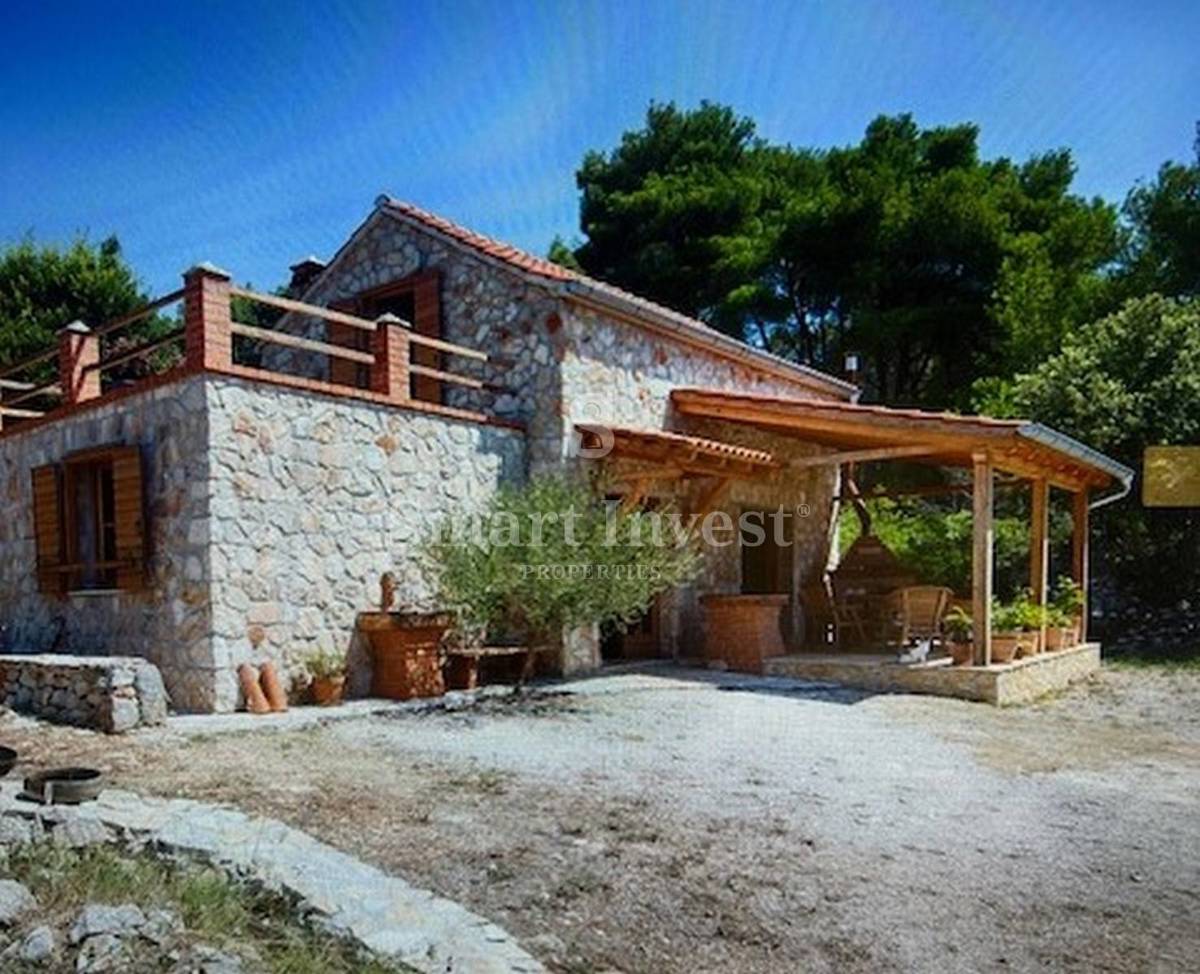 ISOLA DI VIS, casa in pietra di 80 m2 e 15.000 m2 di terreno nel cuore dell'isola